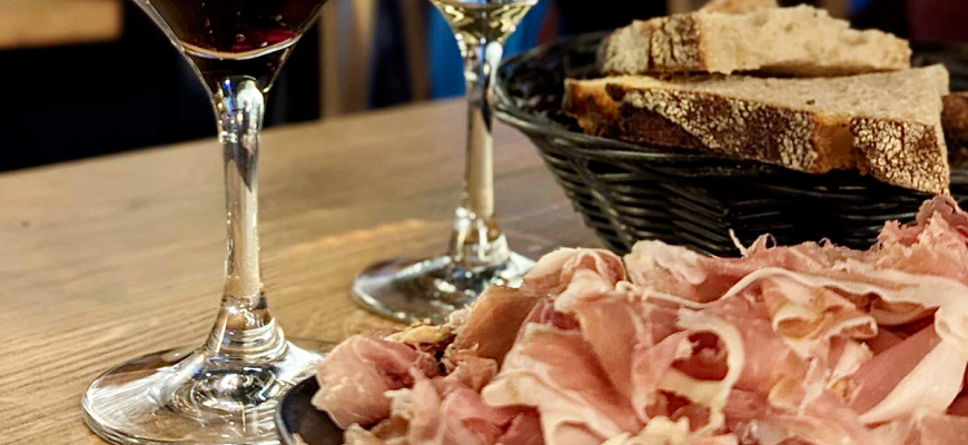 Une fille et des quilles Bar à vin